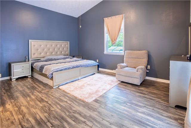 504 N Buhl Farm Dr, Hermitage, PA 16148