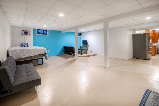 504 N Buhl Farm Dr, Hermitage, PA 16148