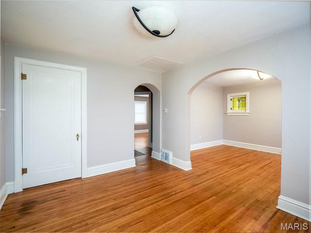 5343 Chippewa Street, St Louis, MO 63109