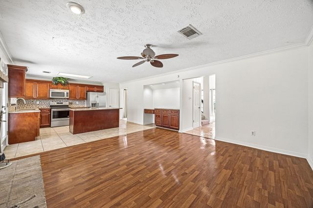 8915 Lakeside Forest Drive, Houston, TX 77088