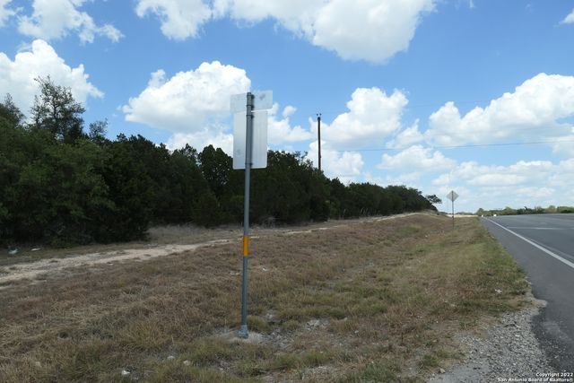 561 Hideaway Ln, Pipe Creek, TX 78063