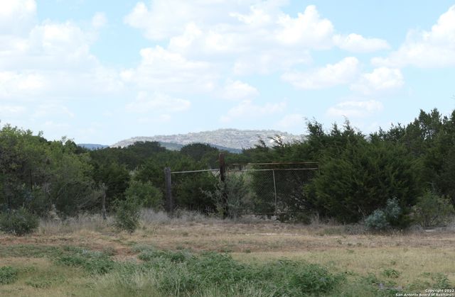 561 Hideaway Ln, Pipe Creek, TX 78063