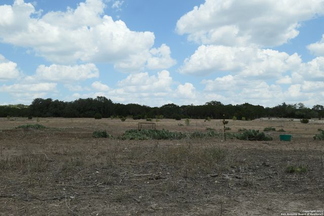 561 Hideaway Ln, Pipe Creek, TX 78063