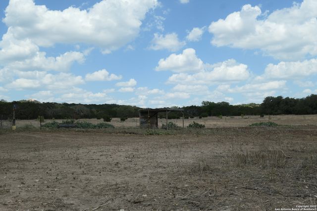 561 Hideaway Ln, Pipe Creek, TX 78063