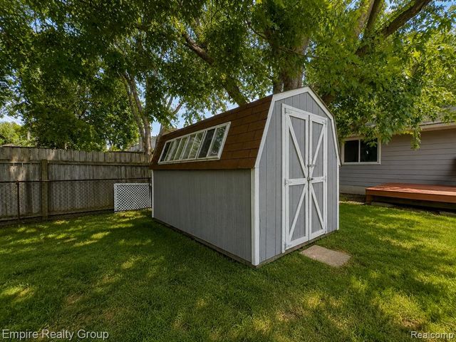 2997 Woodlawn Street, Walled Lake, MI 48390