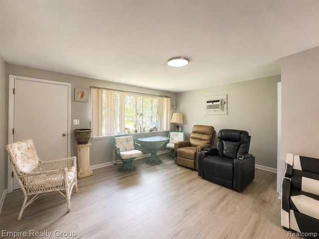 2997 Woodlawn Street, Walled Lake, MI 48390