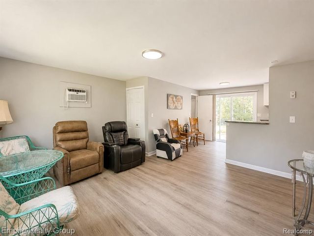 2997 Woodlawn Street, Walled Lake, MI 48390