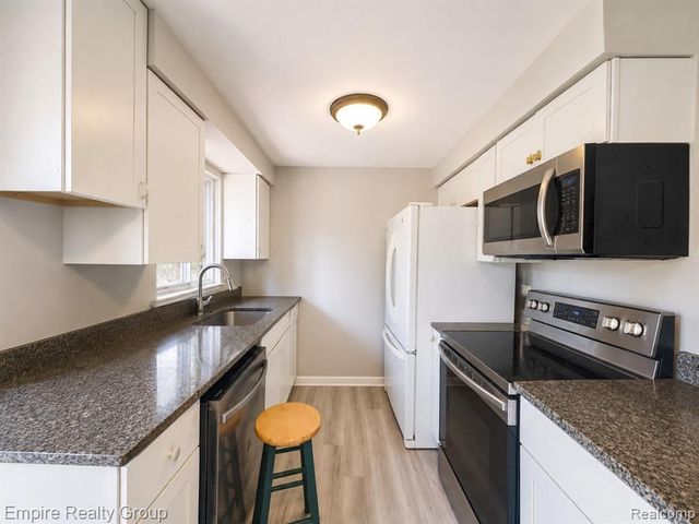 2997 Woodlawn Street, Walled Lake, MI 48390