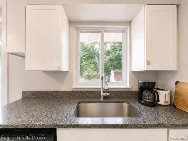 2997 Woodlawn Street, Walled Lake, MI 48390