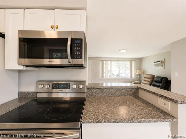 2997 Woodlawn Street, Walled Lake, MI 48390