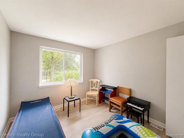 2997 Woodlawn Street, Walled Lake, MI 48390