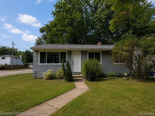 2997 Woodlawn Street, Walled Lake, MI 48390
