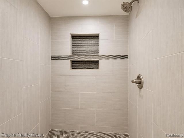 2997 Woodlawn Street, Walled Lake, MI 48390