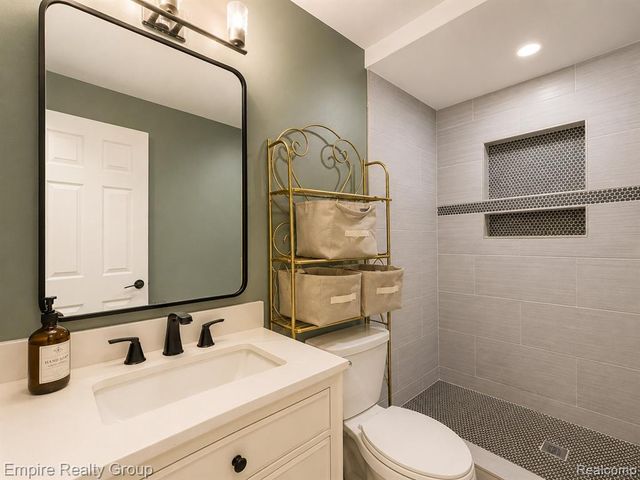 2997 Woodlawn Street, Walled Lake, MI 48390