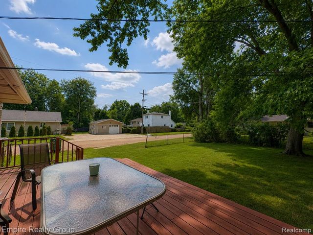 2997 Woodlawn Street, Walled Lake, MI 48390