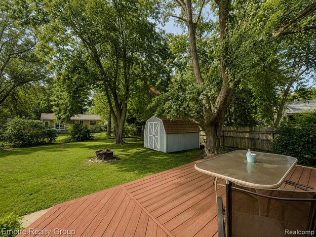 2997 Woodlawn Street, Walled Lake, MI 48390