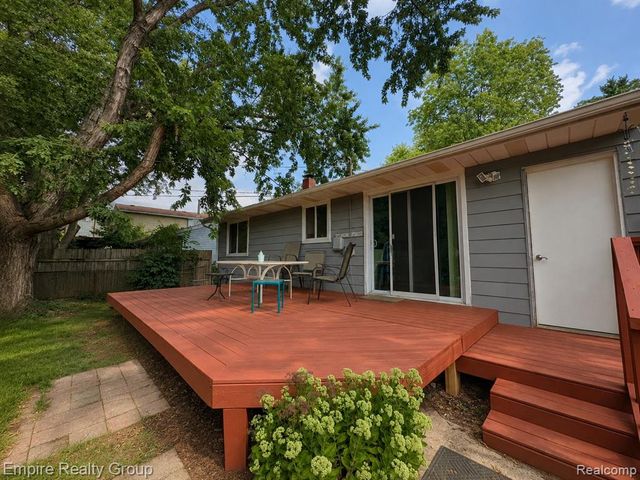 2997 Woodlawn Street, Walled Lake, MI 48390