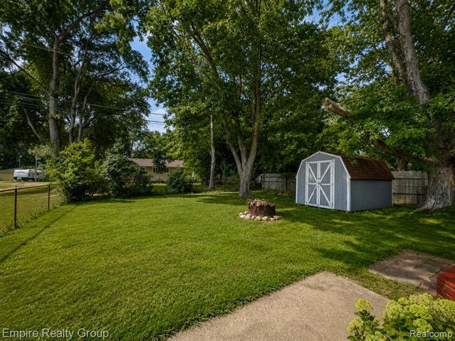 2997 Woodlawn Street, Walled Lake, MI 48390