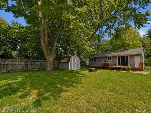 2997 Woodlawn Street, Walled Lake, MI 48390