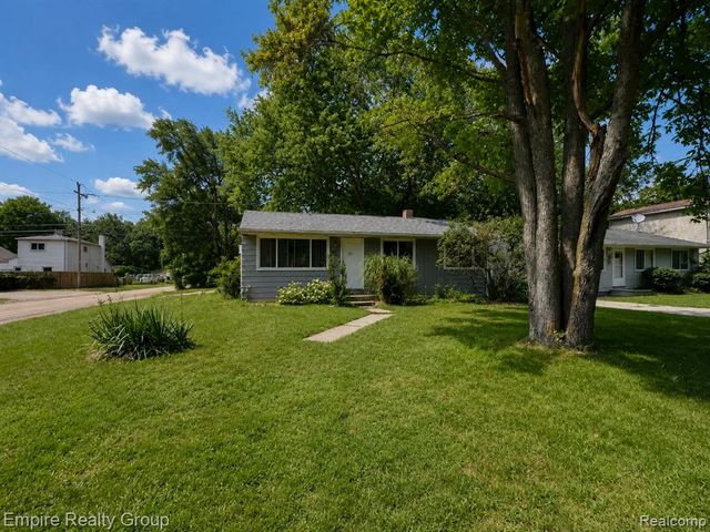 2997 Woodlawn Street, Walled Lake, MI 48390