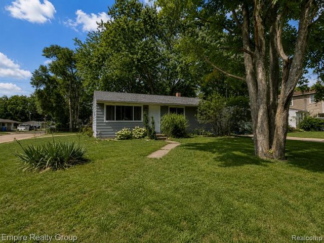 2997 Woodlawn Street, Walled Lake, MI 48390