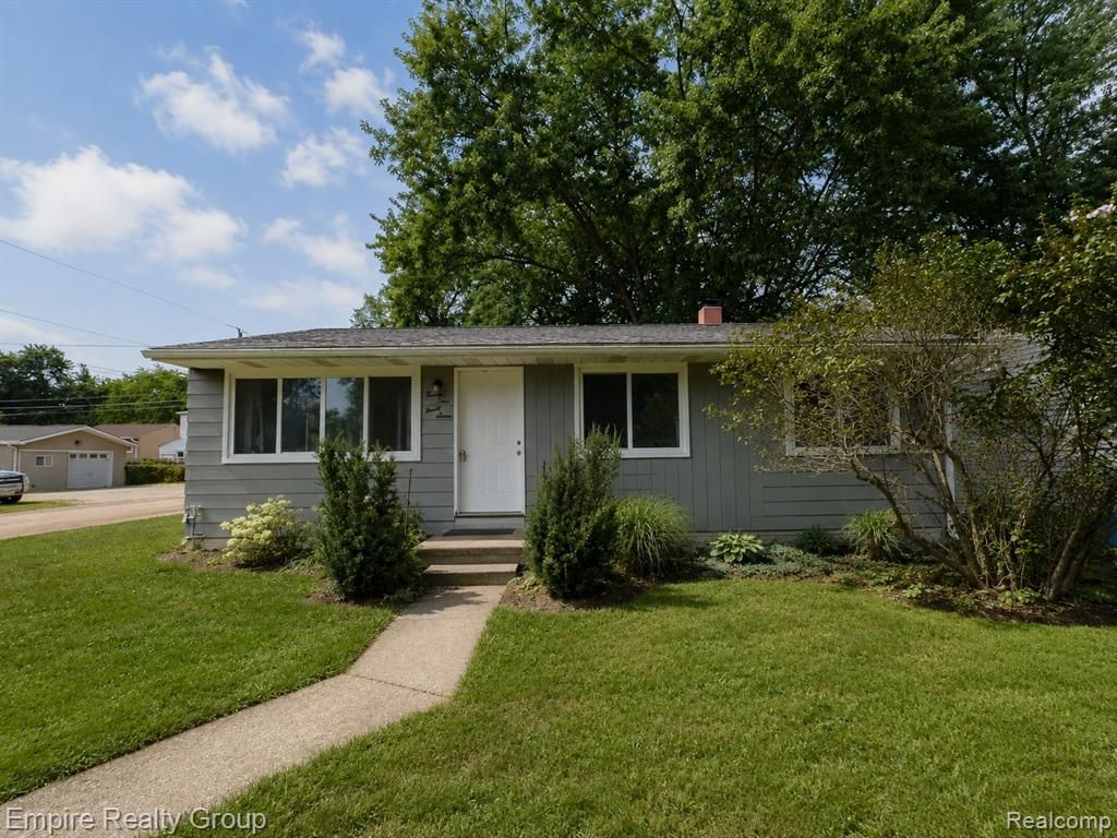 2997 Woodlawn Street, Walled Lake, MI 48390