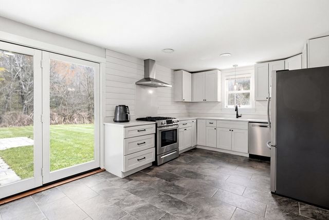1270 West St, Amherst, MA 01002