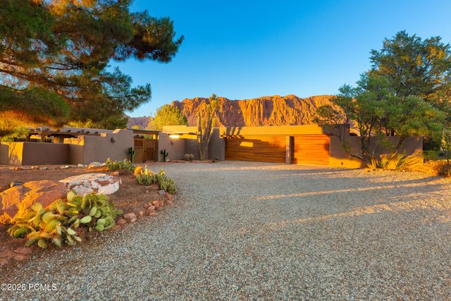 1068 N Shonto Ridge Drive, Ivins, UT 84738