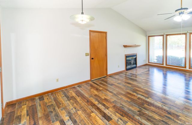 6077 River Bluff, Newburgh, IN 47630