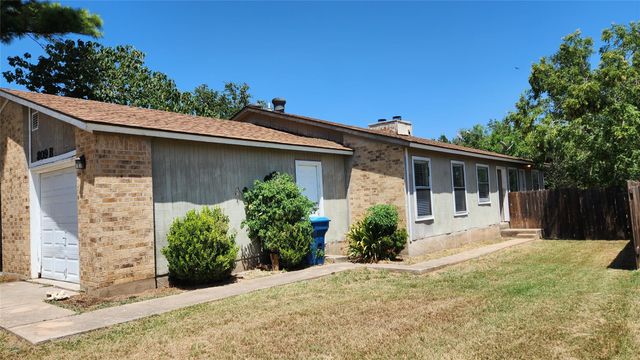 809 Lloyd LN B, Elgin, TX 78621