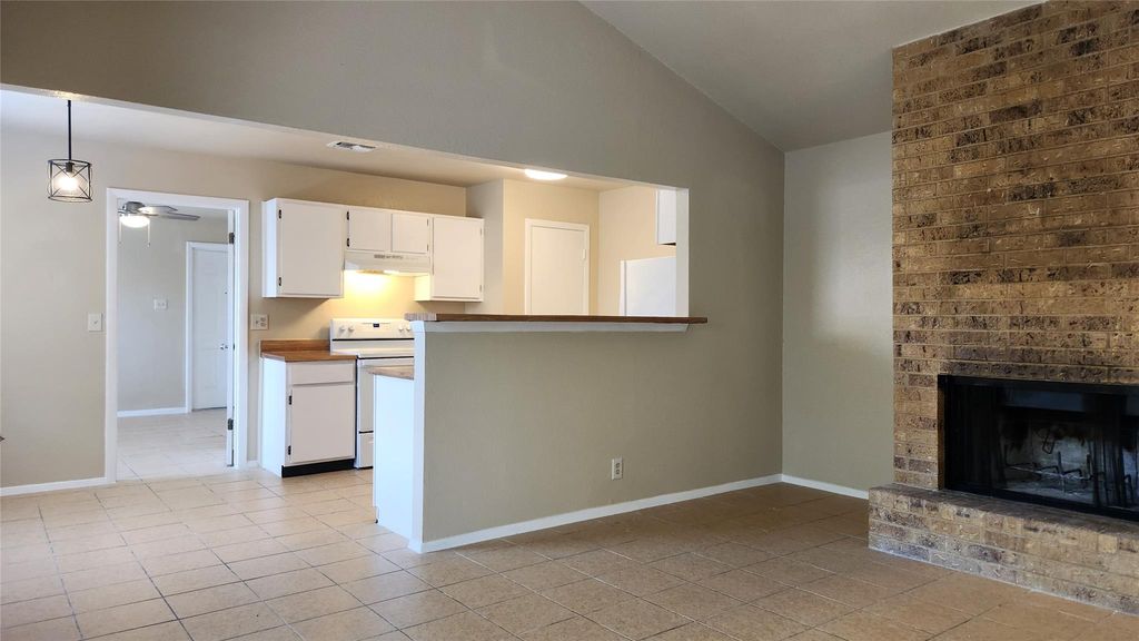 809 Lloyd LN B, Elgin, TX 78621