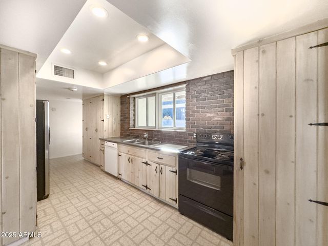 41 E MYRTLE Avenue, Phoenix, AZ 85020