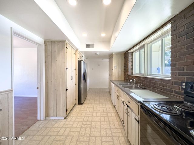 41 E MYRTLE Avenue, Phoenix, AZ 85020