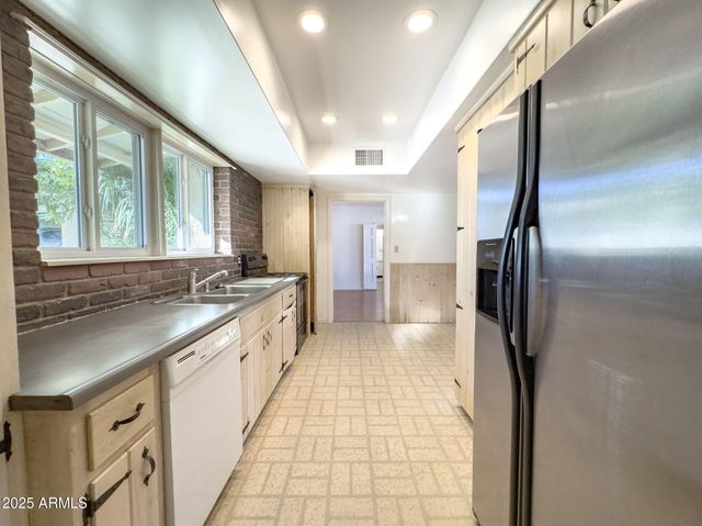 41 E MYRTLE Avenue, Phoenix, AZ 85020