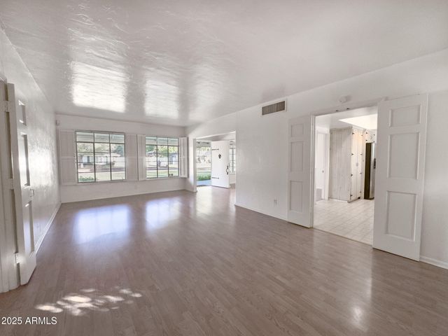 41 E MYRTLE Avenue, Phoenix, AZ 85020