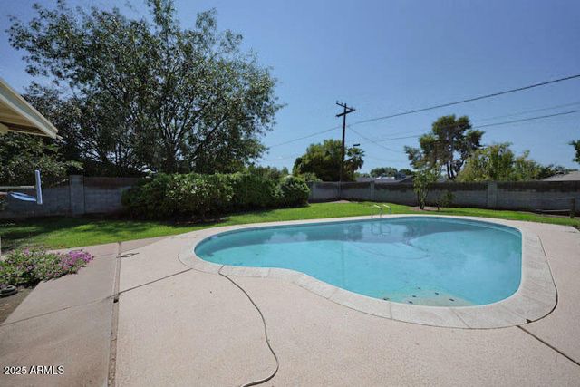 41 E MYRTLE Avenue, Phoenix, AZ 85020