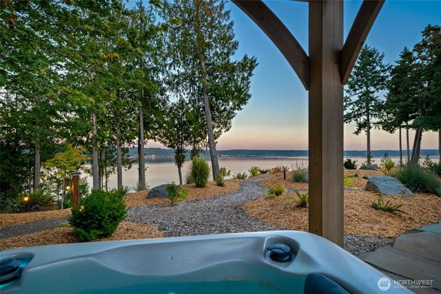 211 E Vineyard Crest Road, Grapeview, WA 98546
