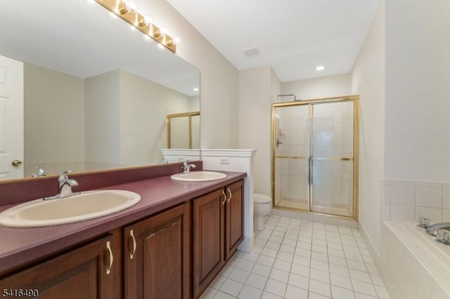 4 Pinehurst Cir, Clinton Twp., NJ 08801