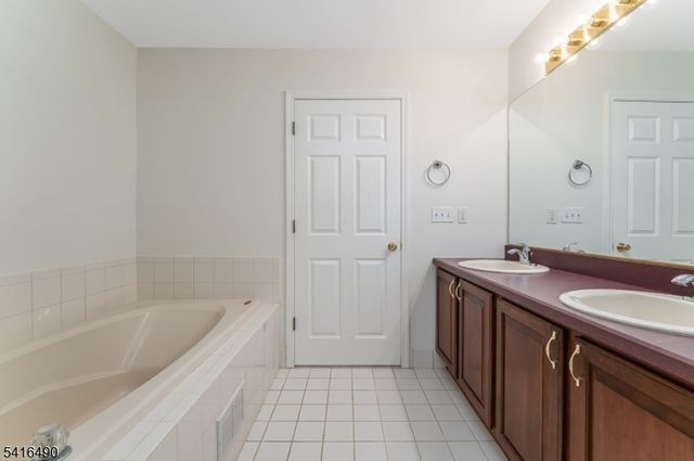 4 Pinehurst Cir, Clinton Twp., NJ 08801