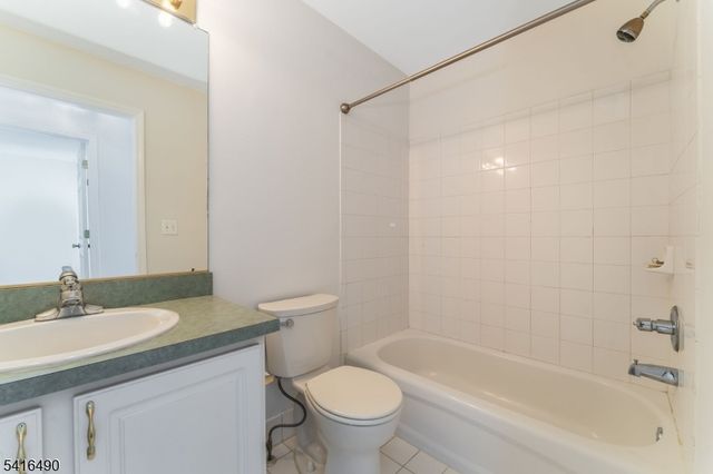 4 Pinehurst Cir, Clinton Twp., NJ 08801