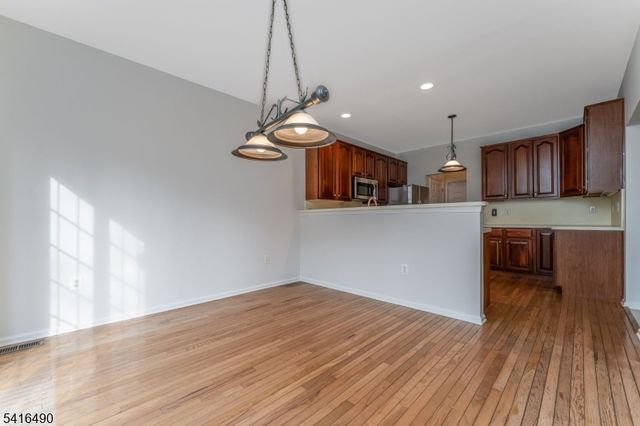 4 Pinehurst Cir, Clinton Twp., NJ 08801