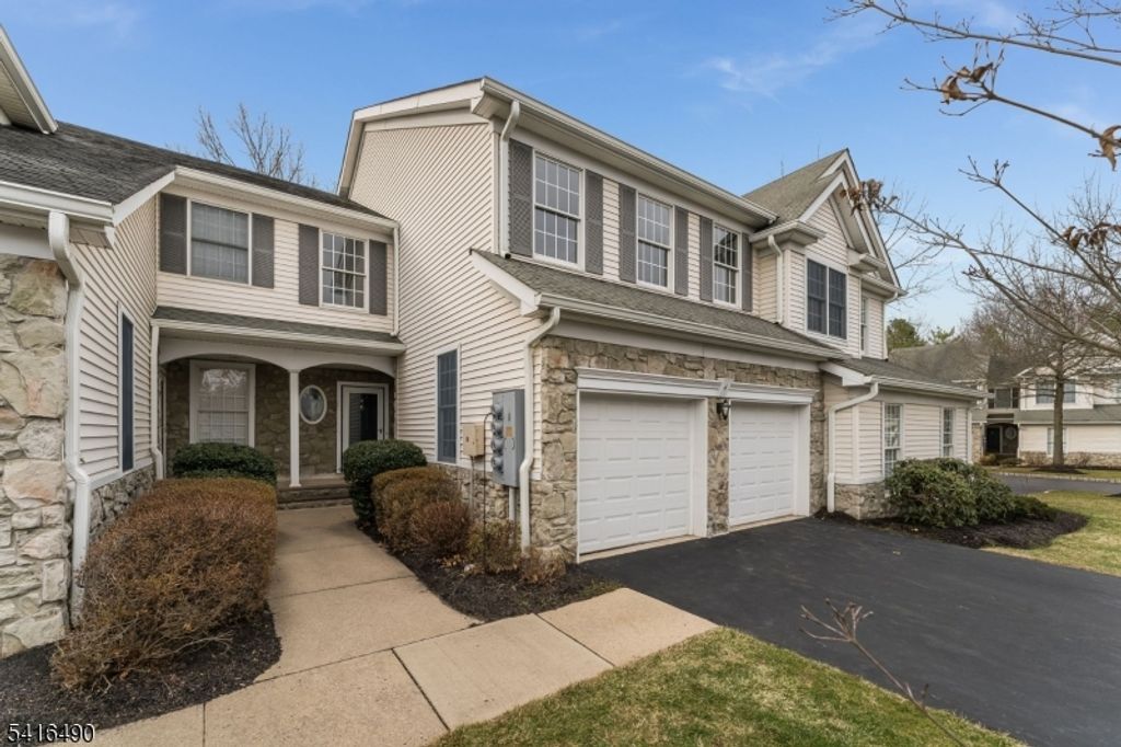 4 Pinehurst Cir, Clinton Twp., NJ 08801
