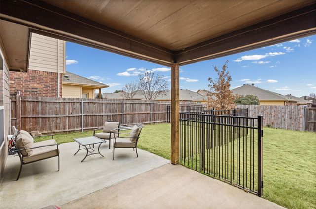 404 Millbrook Lane, Fort Worth, TX 76036