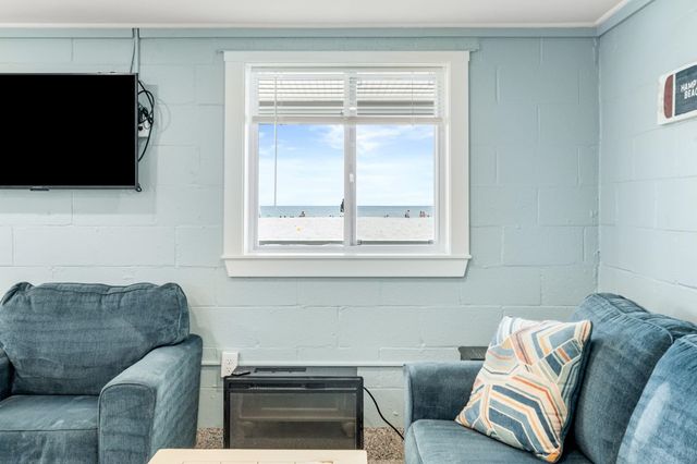 27 Concord Ave # 27, Hampton, NH 03842