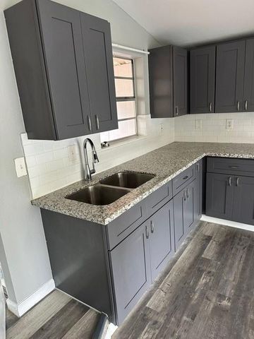 1120 W Robinson Street, Alvin, TX 77511