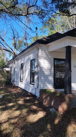 1120 W Robinson Street, Alvin, TX 77511