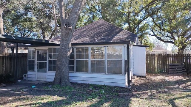 1120 W Robinson Street, Alvin, TX 77511