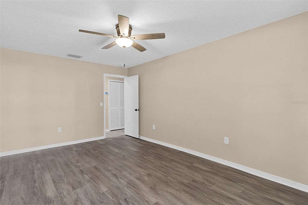 Image 20 of property listing at 307 W BERCKMAN STREET, Fruitland Park, FL 34731