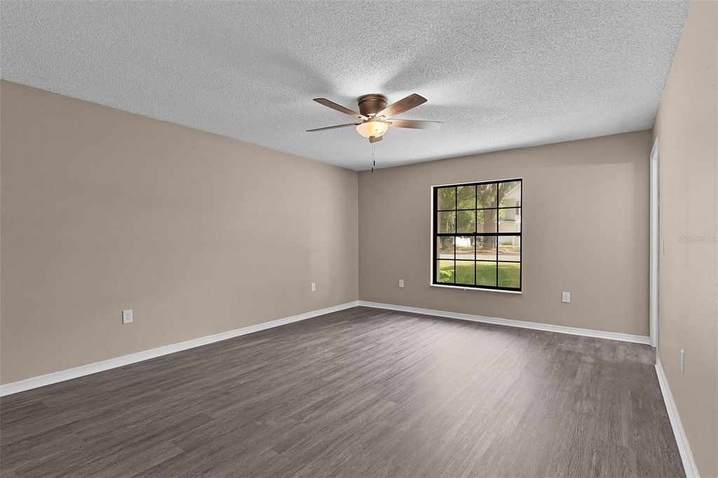 Image 24 of property listing at 307 W BERCKMAN STREET, Fruitland Park, FL 34731
