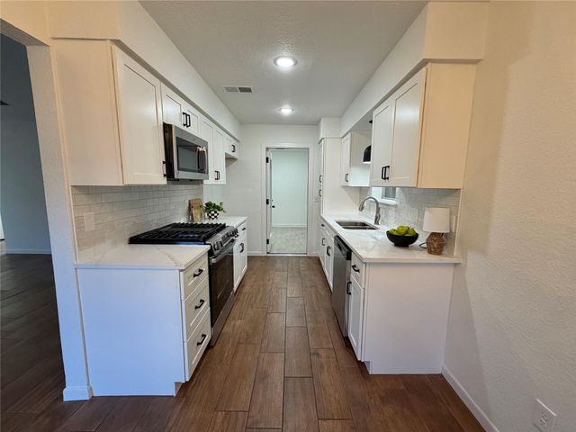 1017 Crossing Road, Angleton, TX 77515